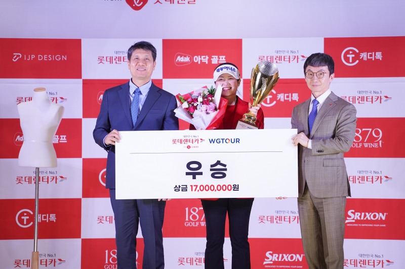 지난 12일(일) 대전 골프존조이마루에서 열린 ‘2025 롯데렌탈 롯데렌터카 WGTOUR’ 1차 대회 시상식에서 (왼쪽부터)골프존 박강수 대표, 우승자 홍현지, 롯데렌탈 주식회사 조근행 상무가 기념사진을 촬영하고 있다.