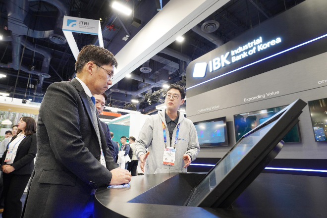 미국 라스베가스에서 개최된 CES 2025에서 김형일 IBK기업은행 전무이사(앞 왼쪽)가 IBK홍보관을 둘러보고 있는 모습. ⓒ IBK기업은행