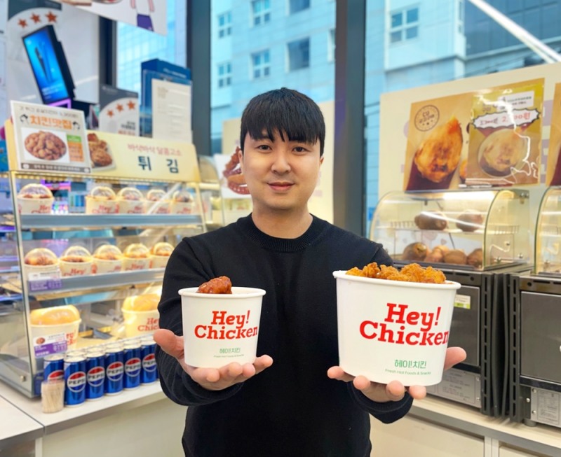 CU가 선보인 다양한 맛과 저렴한 가격의 편의점 치킨이 3만 원에 육박하는 프렌차이즈 치킨 대체품으로 알뜰 소비자 사이에서 큰 인기를 끌고 있다. (BGF리테일 제공)
