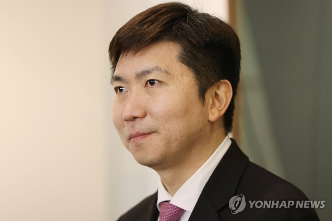 질문 듣는 유승민 후보