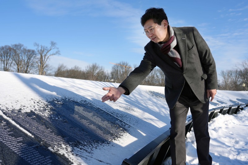 한국전 참전용사 기념비에 헌화와 참배