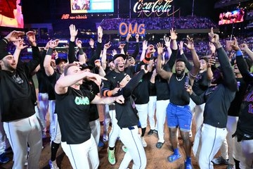 메츠 선수들이 이글레시아스의 'OMG'를 부르며 환호하고 있다.