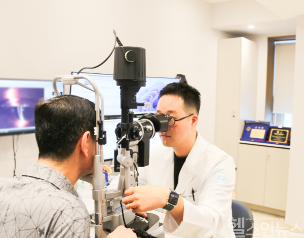 강민재 세란병원 안과센터 과장이 환자를 진료하고 있다. (세란병원 제공)