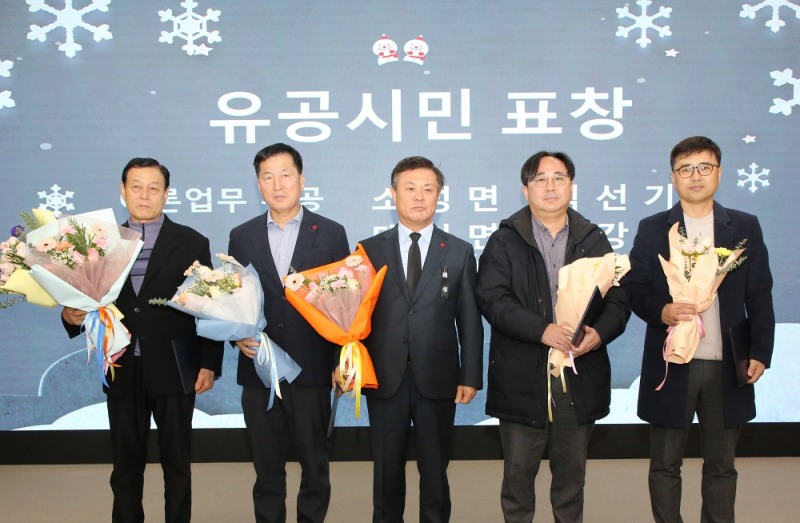 사진_ 이학수 정읍시장(가운데)이 수상자들과 기념촬영하고 있다.(오른쪽 첫 번째 하림 정읍공장 차대진  공장장)