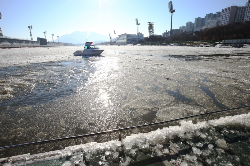 경륜경정총괄본부는 수면 결빙으로 3회차(15~16일) 경정 경주를 취소한다고 전했다. 22일 4회차부터는 정상 운영할 예정이다.