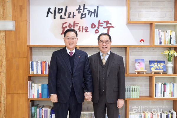 송현 신임 의정부을지대병원장(오른쪽)이 지난 13일 양주시청에서 강수현 양주시장과 상생 발전 협력 방안을 논의한 뒤 기념촬영을 하고 있다. (양주시청 제공)
