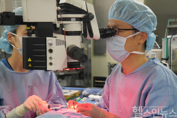 황호식 가톨릭대학교 여의도성모 안과병원 교수(우측)가 부분층 각막이식을 시행하고 있다. (여의도성모병원 제공)
