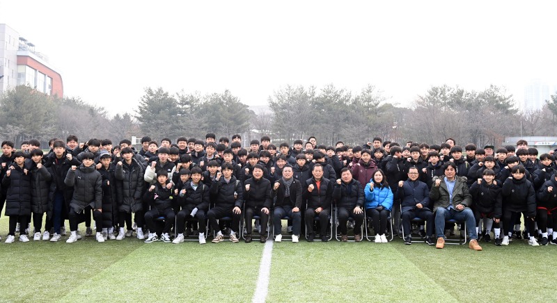 차준택 구청장과 부평구체육회, 대회 참가 학교 선수 및 관계자가 참석한 가운데 기념촬영을 하고 있다. (제공=인천부평구청)