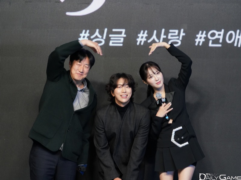 싱글로 돌아온 남녀의 '중고거래'부터 시작된 연애 이야기를 다룬 '싱글남녀'.