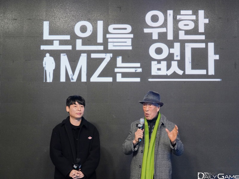 성우 겸 배우 김기현이 현대 사회에서 생존하기 위해 노력하는 실버 세대를 연기한 '노인을 위한 MZ는 없다'.