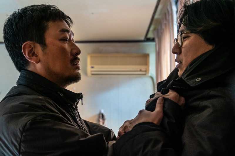 하정우X김남길, 영화계 대표 절친의 아우라 대결…‘브로큰’ 대립 케미 스틸 공개