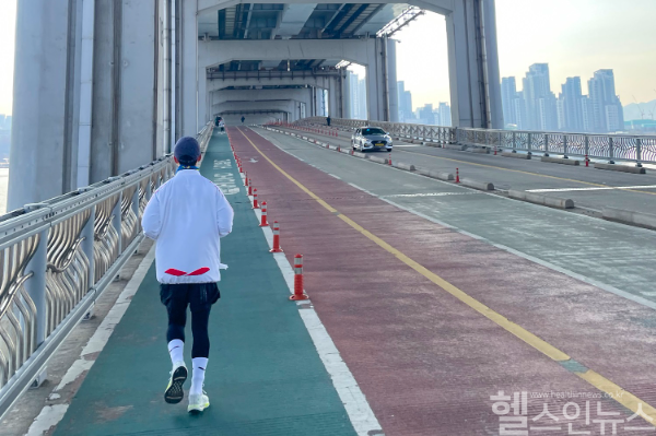 달리기는 건강효과가 높은 운동이지만 부상예방을 위해 주의가 필요하다. 젊은 남성이 한파에도 잠수교 위를 달리고 있는 모습 (고려대 구로병원 제공)
