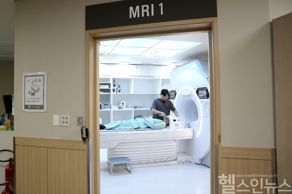 GE 시그나 히어로(SIGNA Hero) 3T MRI는 딥 러닝 기술인 에어 리컨 딥러닝 기술을 적용해 최대 60%가량 검사 시간을 단축하고 해상도를 2배 정도 향상 시킬 수 있다. (일산백병원 제공)