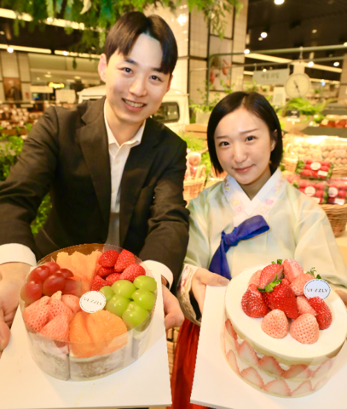 15일 오전, 서울 강남구에 위치한 현대백화점 무역센터점 지하 1층 식품관에서 직원들이 '과일의 정점 케이크'를 소개하고 있는 모습.