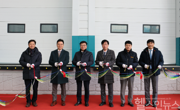 비보존그룹 이두현 회장(왼쪽에서 세번째)과 비보존제약 장부환 대표이사(왼쪽에서 두번째)가 13일 비보존제약 신축보관소 준공기념식에서 기념 촬영을 하고 있다. (비보존그룹 제공)