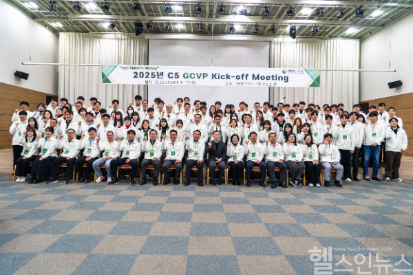 녹십자수의약품 임직원들이 2025 Kick-off 행사 후 단체 기념 촬영을 하고 있다. (녹십자수의약품 제공)