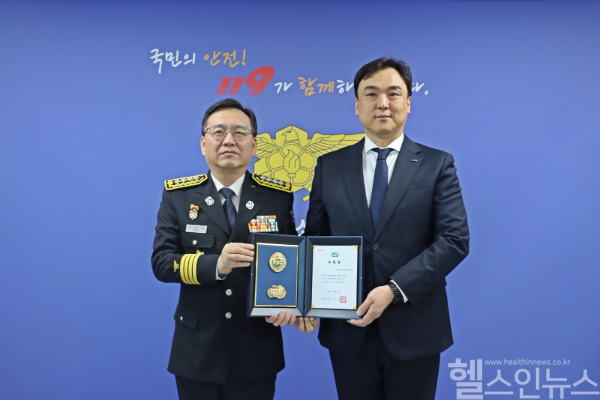 의정부을지대병원 김선배 사무부장이 15일 의정부소방서에서 송현 병원장을 대신해 문태웅 서장으로부터 2024년도 구급품질 향상 유공 경기도지사 표창을 받은 후 기념촬영을 하고 있다. (의정부소방서 제공)
