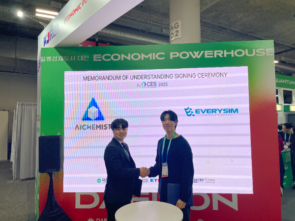 CES 2025 유레카 파크 관에서 업무협약을 하는 아이케미스트 정민욱 대표, 에브리심 이석근 대표