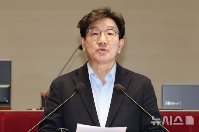 권성동 국민의힘 원내대표가 15일 오전 서울 여의도 국회에서 열린 비상의원총회에서 발언하고 있다. (사진 = 뉴시스)