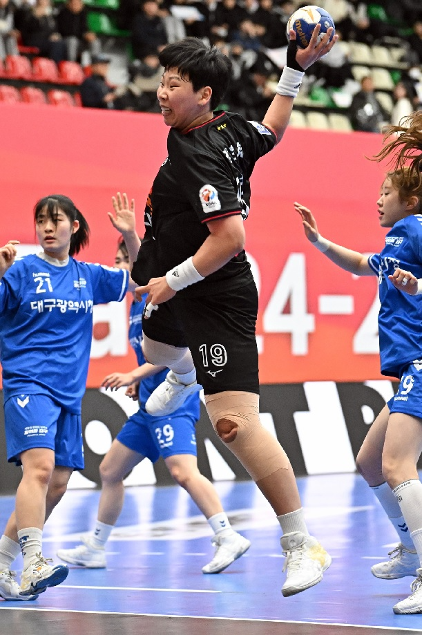 SK슈가글라이더즈 강은혜가 점프슛을 시도 중이다. / 사진제공=한국핸드볼연맹