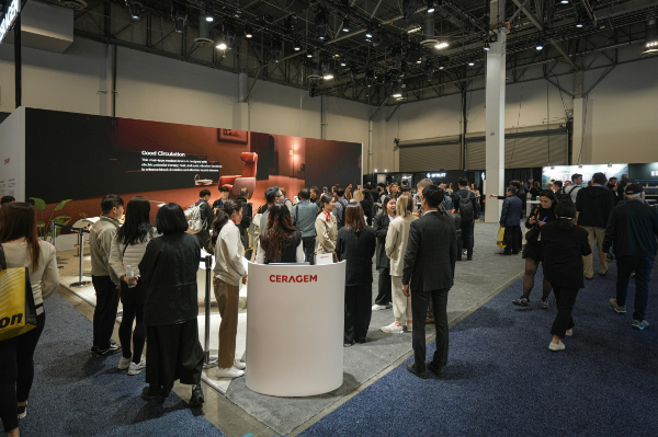 CES 2025 세라젬 전시관에 많은 관람객들이 방문해 제품을 경험했다.