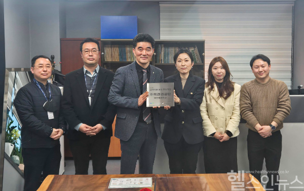 부산금연지원센터가 주택관리공단 부산울산지사를 '금연사업 협력 우수기관'으로 선정하고 현판식을 가졌다. (부산대병원 제공)