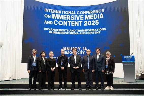 ▲좌측 순서1. 베트남 우정통신기술대학 트룽 안 교수2. 카카오헬스케어 강은경 이사3. 덴마크 코펜하겐 IT 대학교 한나 위르만 교수4. 독일 쾰른 응용과학대학교 게임디자인학과 마커스 윔커 교수5. AI 프로그 인터렉티브의 대표이자 디지털 헐리우드 대학원의 교수인 키요시 신6. 위정현 중앙대학교 실감미디어혁신융합대학사업단 단장. 중앙대학교 가상융합대학 학장7. 미국 솔즈베리 대학교 정보시스템 및 운영관리학 차훈상 교수8. 인도네시아 ICE Institute의 파울리나 핀넨 선임전문가