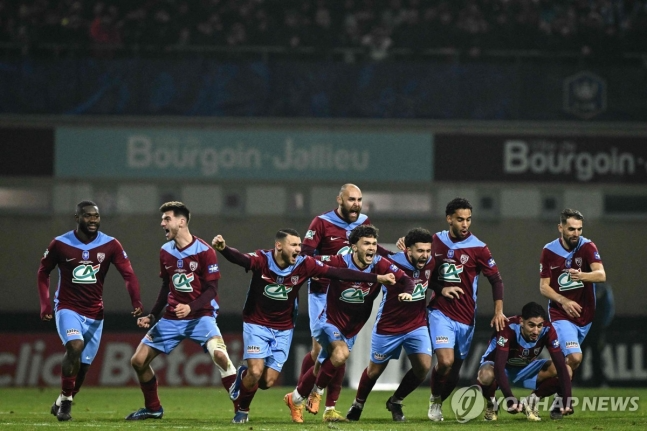 승부차기에서 승리가 확정되자 환호하는 부르고앙잘리외 선수들.