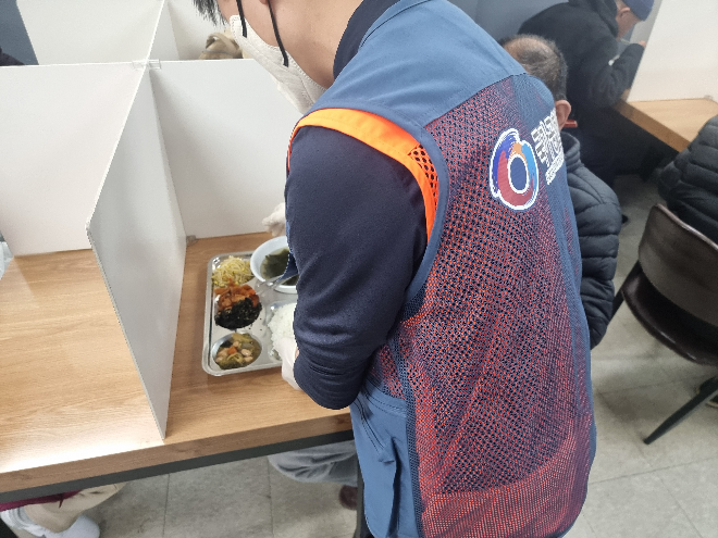 국가공헌협회 관계자가 지원 대상자에게 식사를 전달하고 있다. 출처: 국가공헌협회