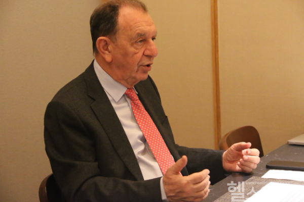 대한고혈압학회 추계학술대회에 참석하기 위해 한국을 방문한 마놀리스 교수가 베타차단제의 중요성에 대해 설명하고 있다. (메나리니 제공)