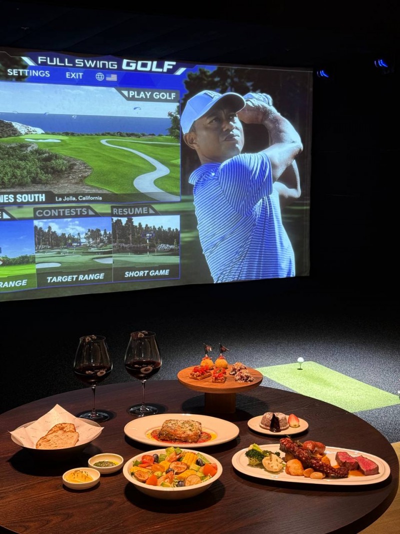 #사진_타이거 우즈와 로리 매킬로이가 합작한 신기술 기반 골프 리그 TGL이 인기를 끌고 있는 가운데 공식 시뮬레이터인 풀스윙이 설치된 클럽디 청담에도 관심이 높아지고 있다. 국내 최초로 풀스윙 시뮬레이터가 적용된 클럽디 청담의 모습.