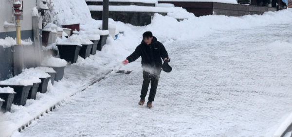 밤사이 전북지역에 많은 양의 눈이 내린 지난 8일 전북 전주시 전주한옥마을에서 한 시민이 제설작업을 하고 있다.