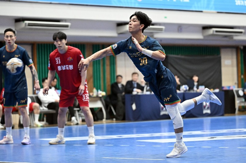 인천도시공사 이요셉이 7미터 드로우를 하고 있다. / 사진제공=한국핸드볼연맹