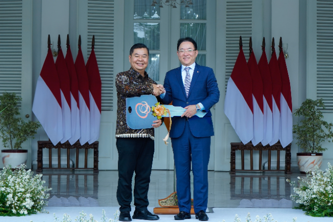 (사진 왼쪽부터) 뜨구 스티야부디(Teguh Setyabudi) 인도네시아 자카르타 주지사와 홍정표 한화생명 커뮤니케이션실 부사장이 16일(현지시간) 인도네시아 자카르타 주정부 청사에서 열린 ‘찾아가는 패밀리센터 이양식’ 기념촬영을 하고 있다. ⓒ 한화생명
