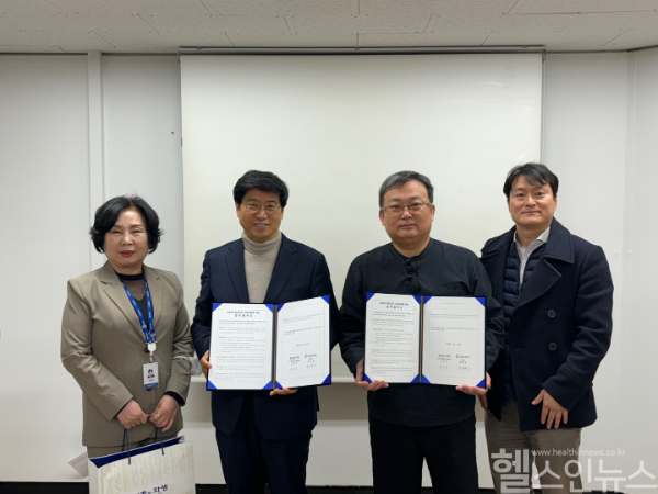 신민식 자생의료재단 사회공헌위원장(왼쪽에서 두번째)과 권혁철 춘의종합사회복지관장(오른쪽에서 두번째)이 업무협약 후 기념촬영을 하고 있다. (자생한방병원 제공)