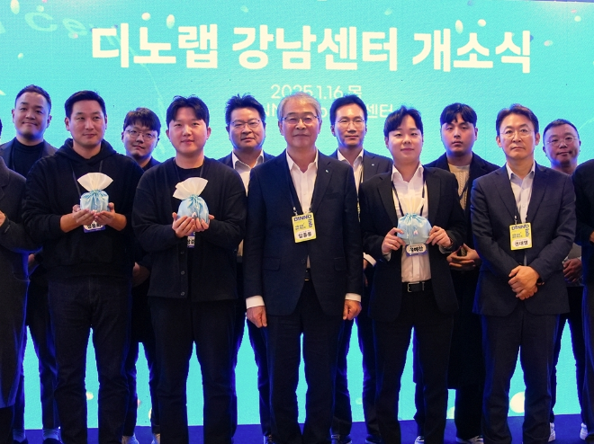 임종룡 우리금융그룹 회장(첫번째줄  가운데)을 비롯해 금융위원회, 우리벤처파트너스, 우리금융캐피탈, 한국핀테크지원센터, 한국성장금융투자운용 관계자와 디노랩 38개 기업이 참석했다. ⓒ 우리금융