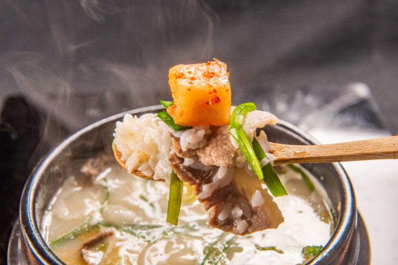 추운 겨울 국밥을 찾는 사람들이 많다. 국물에 밥을 말아 먹으면 든든한 한 끼 식사가 완성되지만, 건강 문제를 일으킬 수 있어 주의가 필요하다. (클립아트코리아)