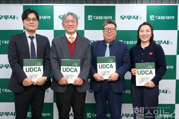 (왼쪽부터) 장동기 보라매병원 교수, 이상협 서울대병원 교수, 장재영 순천향대서울병원 교수, 장영 순천향대서울병원 교수가 심포지엄을 마친 뒤 기념 촬영을 하고 있다. (대웅제약 제공)