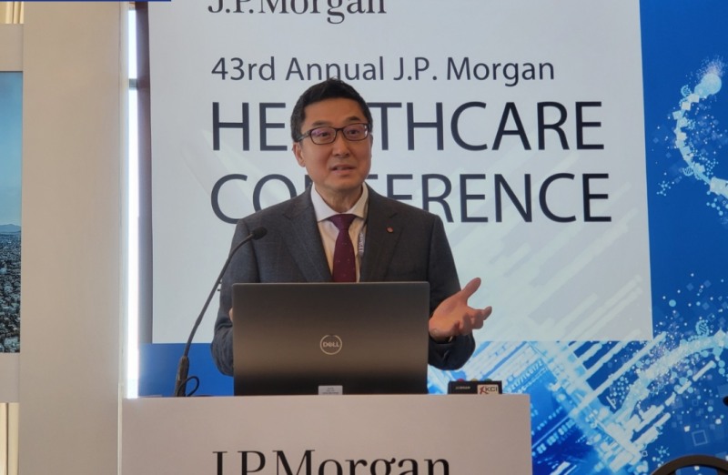 JPMHC에서 발표하는 제임스 박 롯데바이오로직스 대표이사(연합 제공)