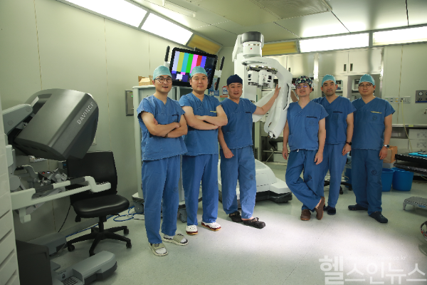 고신대병원 유방외과 성형외과 단체사진 (좌부터 김윤수, 정성의, 김구상, 박진형, 최진혁, 이형석) (고신대병원 제공)