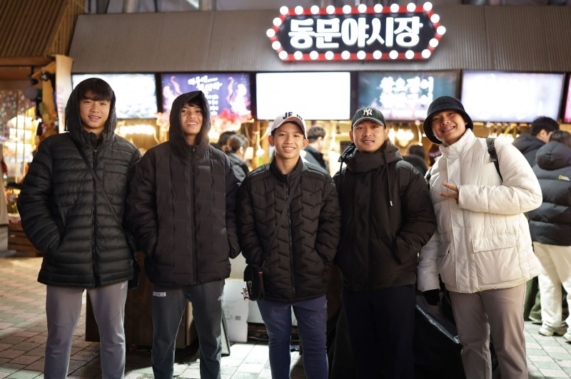 '2025 그라운드.N in 제주'를 통해 제주 동문시장에 방문한 참가자들(제공=넥슨).