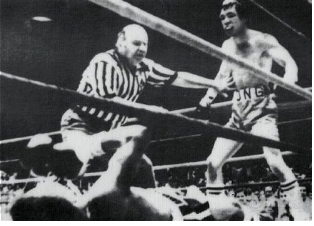 '4전5기'의 홍수환. 사진은 1977년 파나마 카라스키야와의 경기에서 KO승을 거두는 모습.