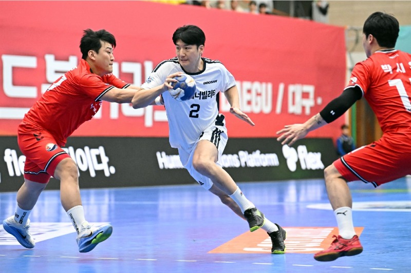 두산 정의경이 돌파하고 있다