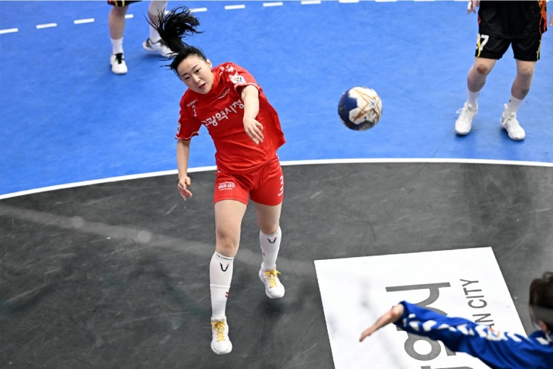 대구광역시청 함지선이 점프슛을 하고 있다.