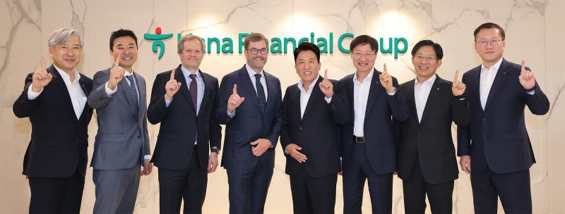 하나금융그룹은 지난 17일 서울시 중구 을지로 소재 하나금융그룹 명동 사옥에서 글로벌 최상위 사모펀드 운용사인 베인캐피탈(Bain Capital)과 최고경영자 미팅을 가졌다. 함영주 회장(사진 오른쪽에서 네번째), 이승열 부회장(사진 오른쪽에서 세번째), 강성묵 부회장(사진 오른쪽에서 두번째), 존 코노턴(John Connaughton) 베인캐피탈 글로벌 CEO(사진 왼쪽에서 네번째), 데이비드 그로스(David Gross) 베인캐피탈 공동대표(사진 왼쪽에서 세번째), 이정우 베인캐피탈 한국대표(사진 왼쪽에서 두번째)가 기념 촬영을 하고 있다.