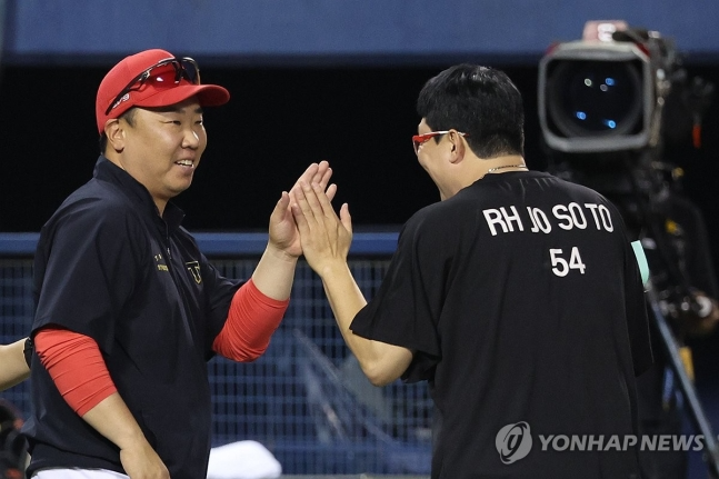 양현종와 하이파이브하는 이범호 감독