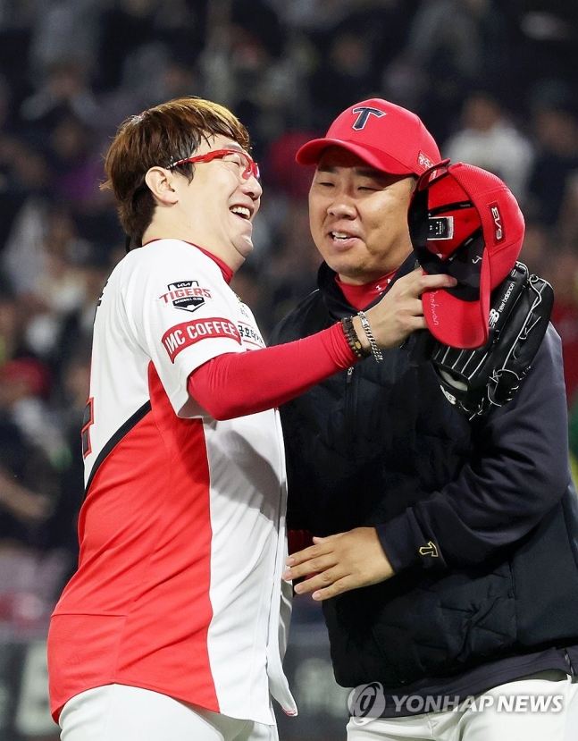 이범호 감독과 포옹하는 양현종