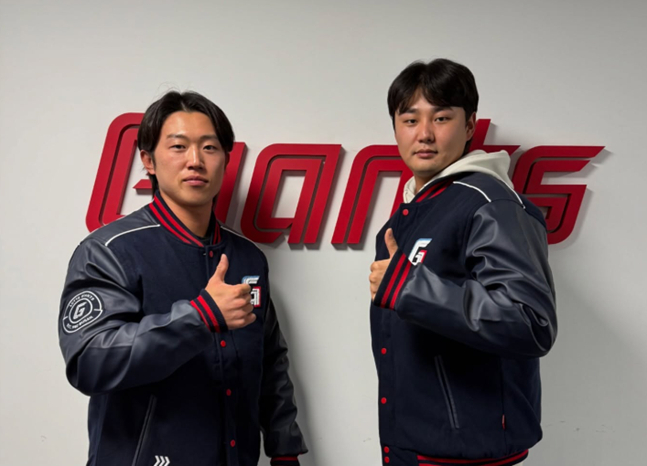 롯데로 이적한 전민재(왼쪽)와 정철원.