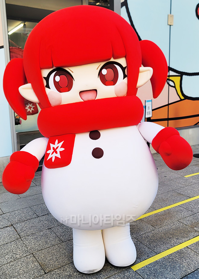 던전앤파이터 팝업 스토어 '스노우메이지 인 강남' 앞에서는 우선 귀여운 '스노우메이지' 인형이 반겨주며 사진찍고 가라며 사람들을 끌어들이고 있다. 안에는 당연히 사람이 들어 있다. 사진 : 이동근 기자