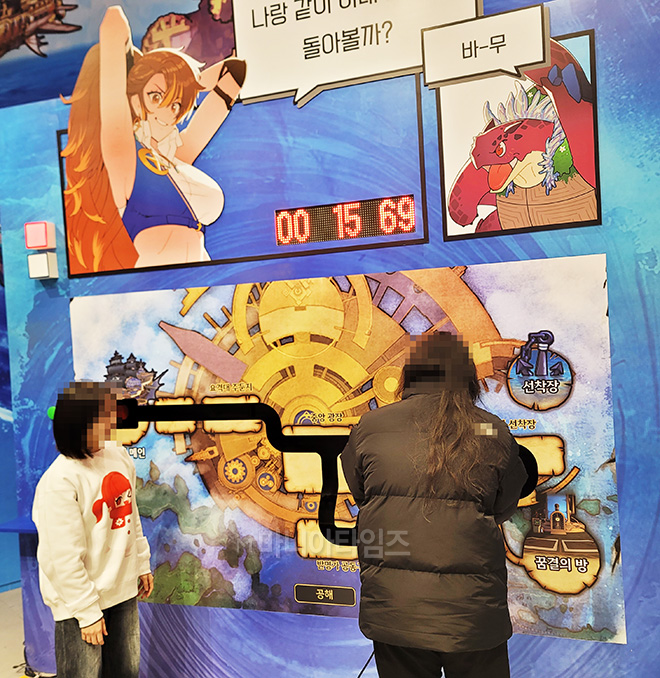 미니 게임 '다같이 돌자 이내 한 바퀴'. 신규 지역 중천의 미니맵이 구현된 미니 게임 장치로 벽에 부딪히지 않고 캐릭터를 조작해 움직이는 게임이다.  참여 보상으로 게임 내 재화인 5000세라가 제공되며, 성공 시 추가 보상으로 2000세라가 지급된다. 사진 : 이동근 기자